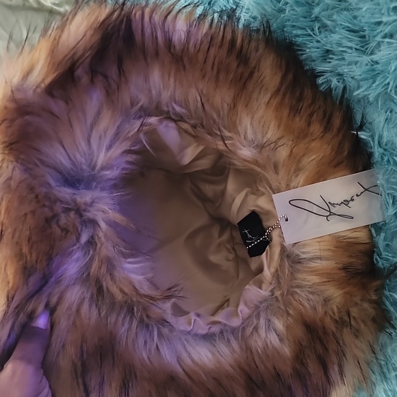 Tyler Lambert Large Fur Hat - Picture 3 of 3